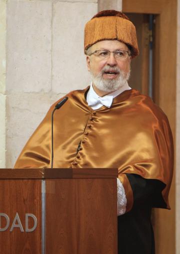 Professor David Padua delivers an address after receiving his honorary doctorate.