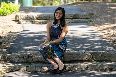 Illinois CS student Drshika Ashar posing for a portrait outside on a sidewalk.